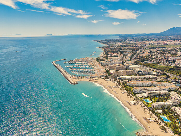 Luftaufnahme von Puerto Banús an der Costa del Sol mit dem Yachthafen, den Stränden und Marbella im Hintergrund.