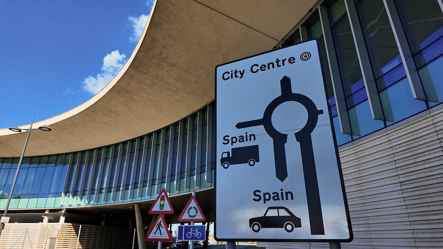 Señal de tráfico indicando la dirección hacia España desde el centro de Gibraltar, vinculada al tratado de Gibraltar con España