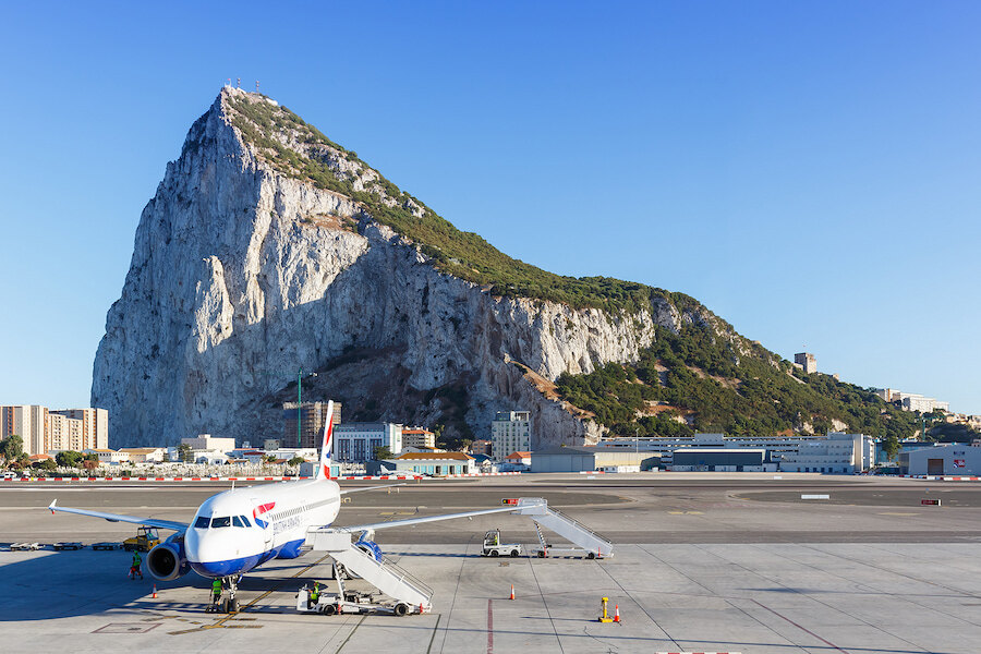 El Peñón de Gibraltar y la pista del aeropuerto en un entorno fronterizo clave para el tratado de Gibraltar con España