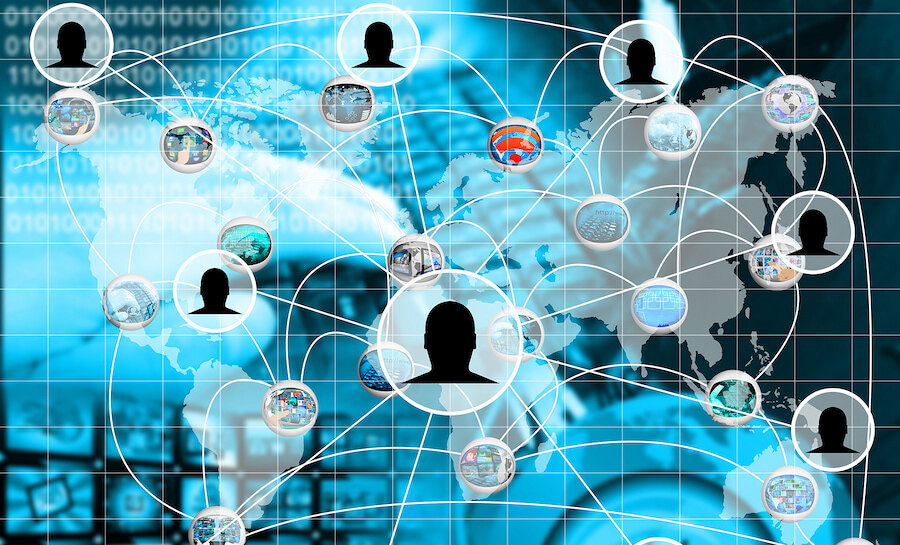 Ilustración de una red digital global con iconos de usuarios conectados sobre un mapa del mundo, que representa el trabajo remoto, la conectividad internacional y los negocios independientes de la ubicación.