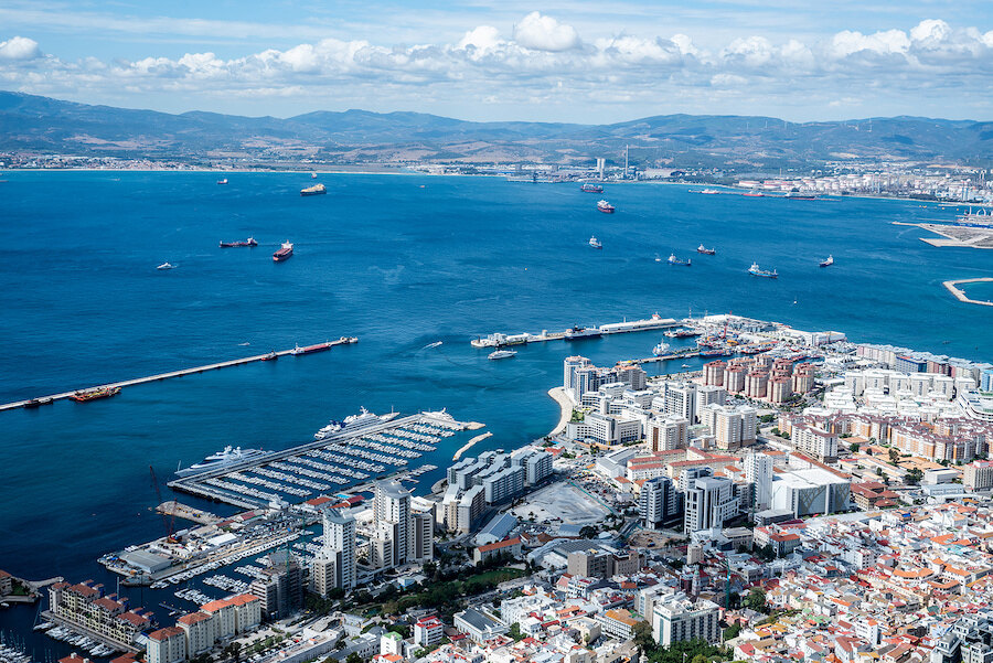 Vista aérea del puerto, la marina y la costa de Gibraltar, ilustrando el tratado de Gibraltar con España
