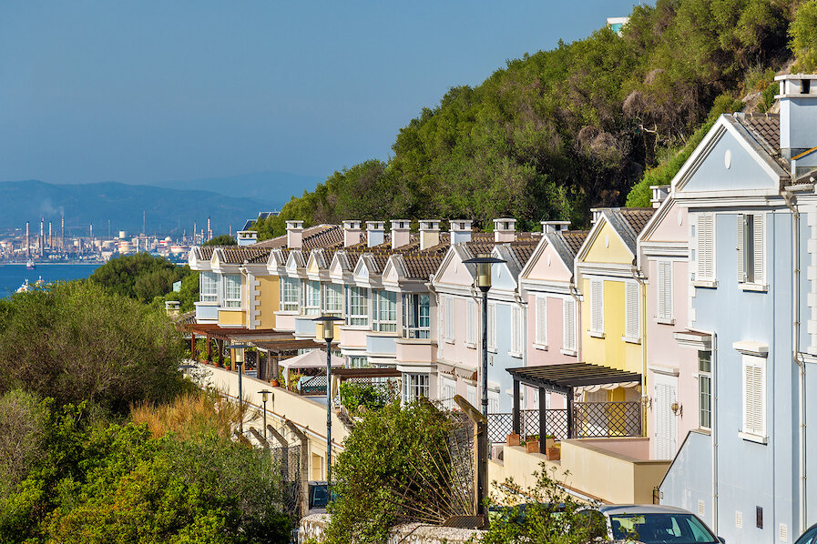Calle residencial de Gibraltar con casas en la ladera y vistas a la bahía, relacionada con el tratado de Gibraltar con España