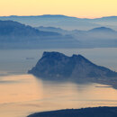Vue panoramique du Rocher de Gibraltar au coucher du soleil sur la baie, liée au traité de Gibraltar avec l’Espagne