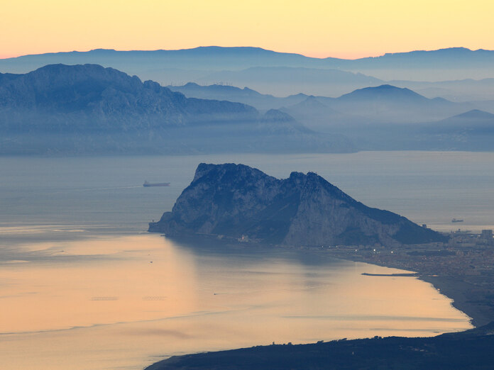 Panoramisch uitzicht op de Rots van Gibraltar bij zonsondergang boven de baai, in verband met het Gibraltar-verdrag met Spanje