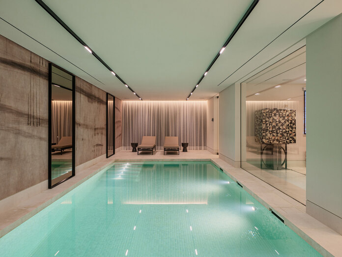 Verwarmd binnenzwembad en loungegedeelte in een van de meest exclusieve villa’s in Marbella met spa