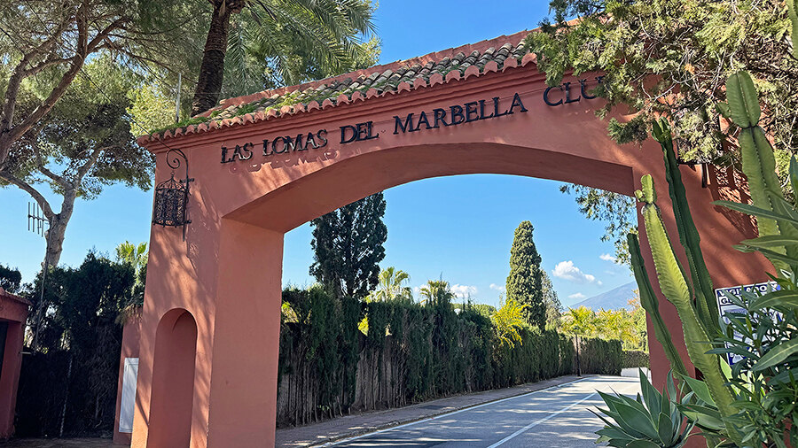 Toegangsboog van Las Lomas del Marbella Club