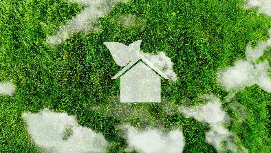 Vue aérienne de l’Europe formée en herbe verte, avec une icône blanche de maison écologique et de doux nuages au-dessus, symbolisant l’immobilier durable et l’habitat écologique.