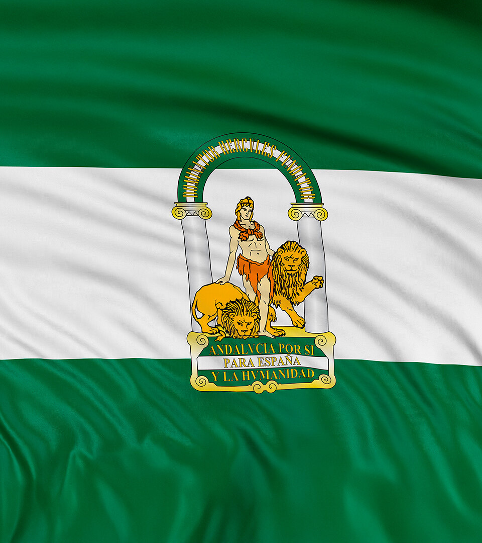 Drapeau de l’Andalousie composé de bandes horizontales vertes et blanches avec les armoiries régionales au centre, représentant Hercule entre deux lions sous une arche et l’inscription « Andalucía por sí, para España y la Humanidad.
