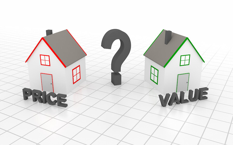 Ilustración que compara el precio y el valor de una propiedad, mostrando dos viviendas etiquetadas como «Price» y «Value» con un signo de interrogación entre ellas, representando decisiones de valoración inmobiliaria.