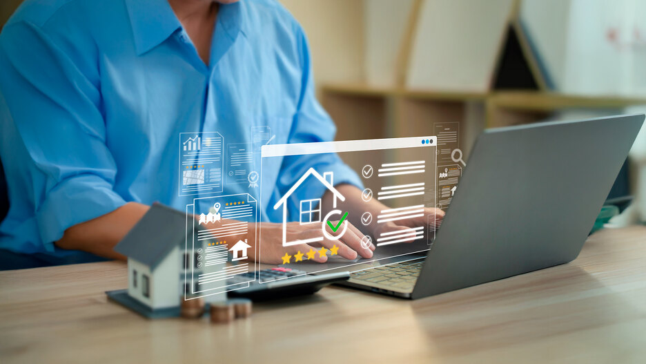 Persona utilizando un portátil para gestionar anuncios inmobiliarios, con iconos digitales del sector, valoraciones y el símbolo de una vivienda en pantalla, que representan la evaluación y gestión online de propiedades.