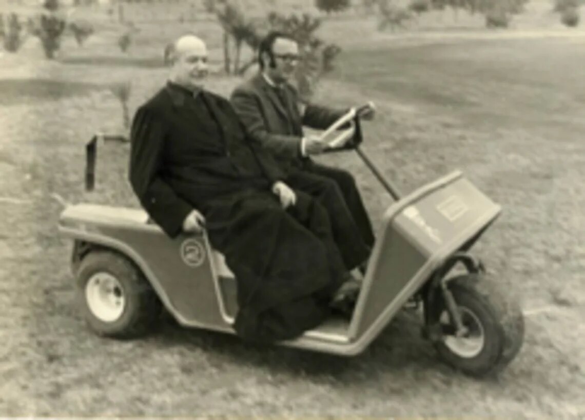 Monseñor Rodrigo Bocanegra driving round a golf course