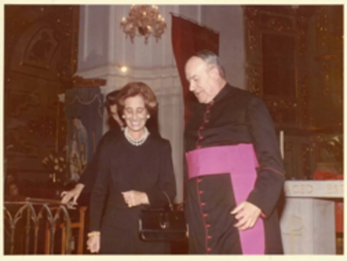 Monsignore Rodrigo Bocanegra mit Doña María del Carmen Polo, Ehefrau von General Franco, in der Kirche der Menschwerdung