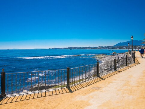 Playa frente a Marina Puente Romano en Marbella