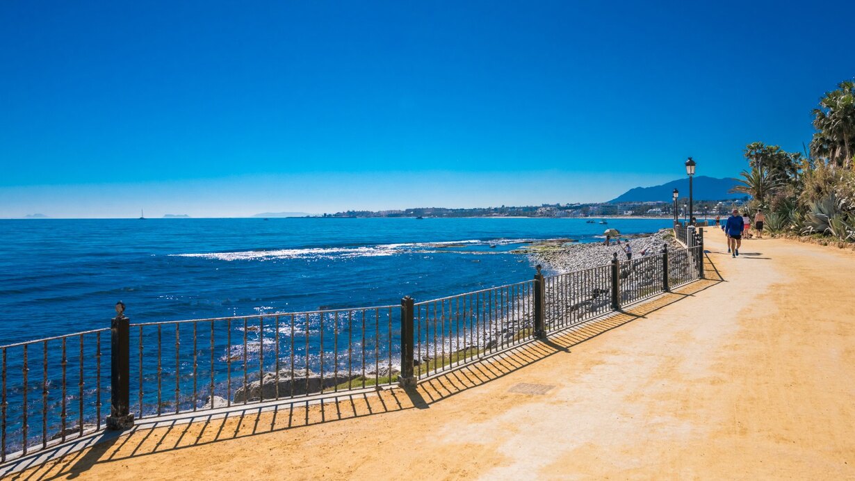 Playa frente a Marina Puente Romano en Marbella