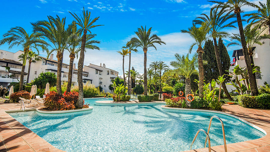 View of the garden and swimming pool of the Hotel Puente Romano