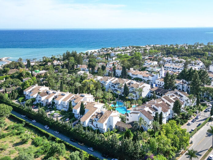 Luchtfoto van het gebied van Hotel Puente Romano in Marbella.