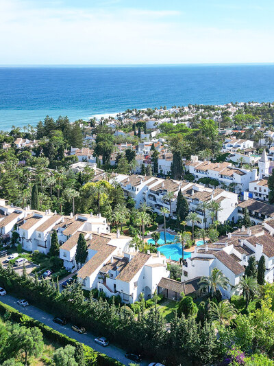 Vue aérienne de la zone de l'hôtel Puente Romano à Marbella.