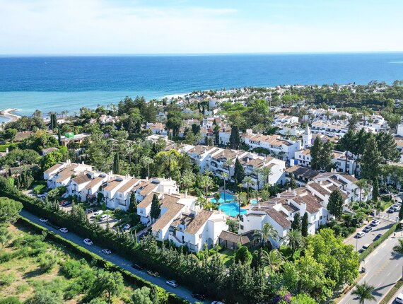 Luftaufnahme der Umgebung des Hotels Puente Romano in Marbella.