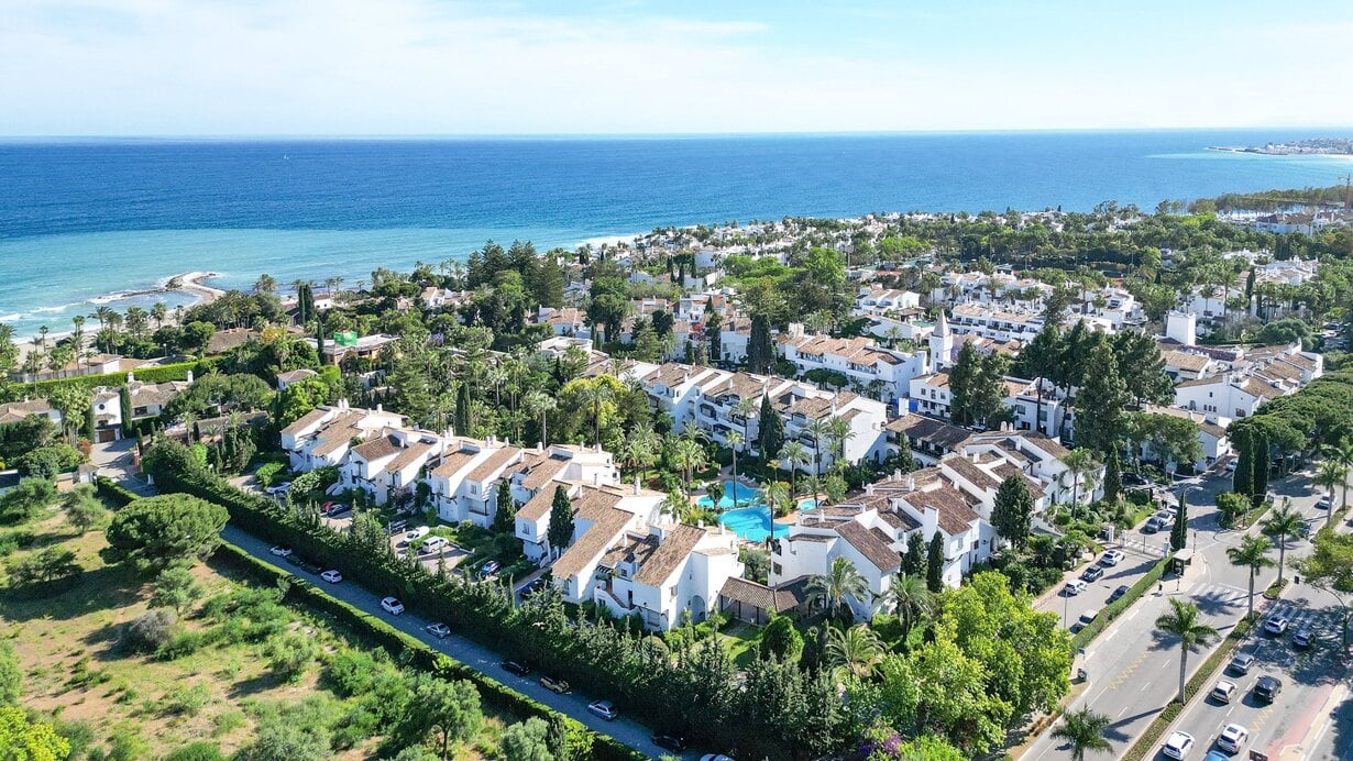 Vue aérienne de la zone de l'hôtel Puente Romano à Marbella.