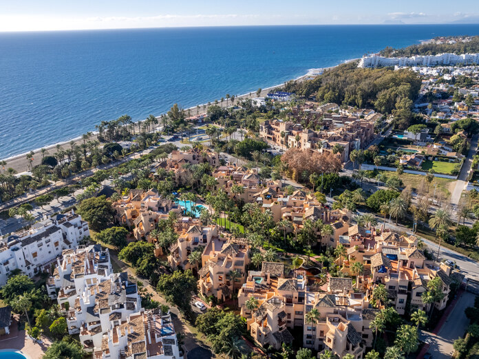 Luftaufnahme des Strandes von San Pedro de Alcántara