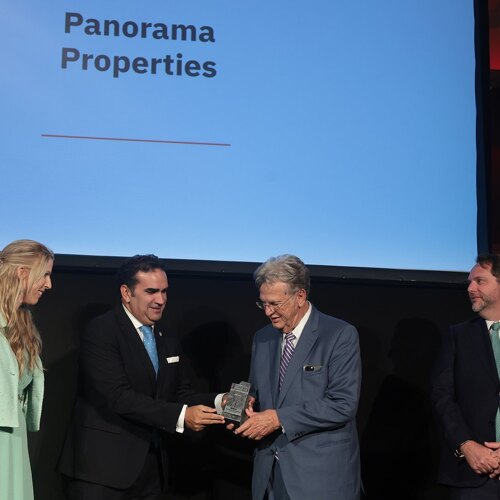 Chris clover recoge el premio a panorama de manos de Manuel Cardeña