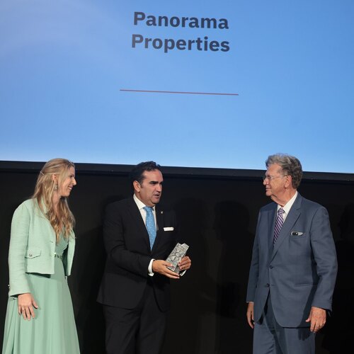 Manuel Cardeña entrega el premio a Panorama como renocimiento a su trayectoria en Marbella