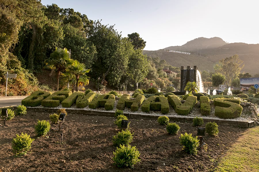 Rotonda de entrada a Benahavís.