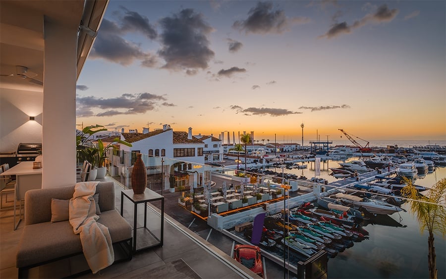 Vista del puerto desde la terraza de una de las viviendas en venta de Panorama