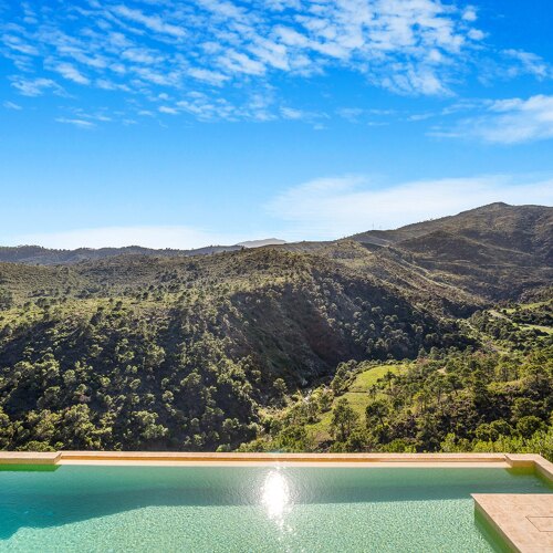 Vue sur les montagnes depuis la piscine