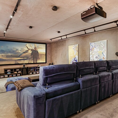 Cinema room with the best technology for a fully immersive experience.