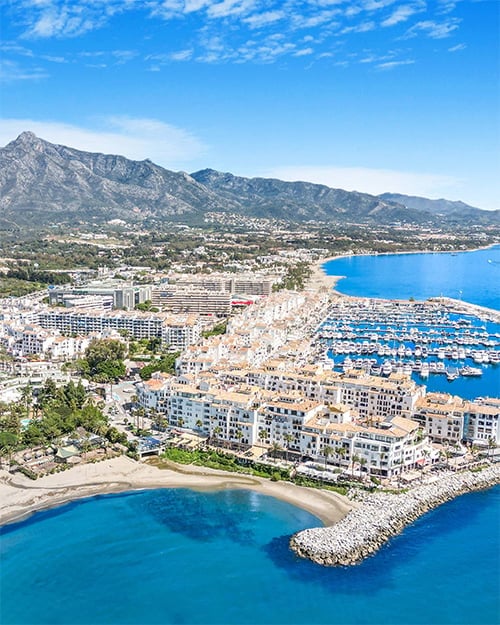 Blick auf den Hafen von Puerto Banús mit dem Berg La Concha im Hintergrund