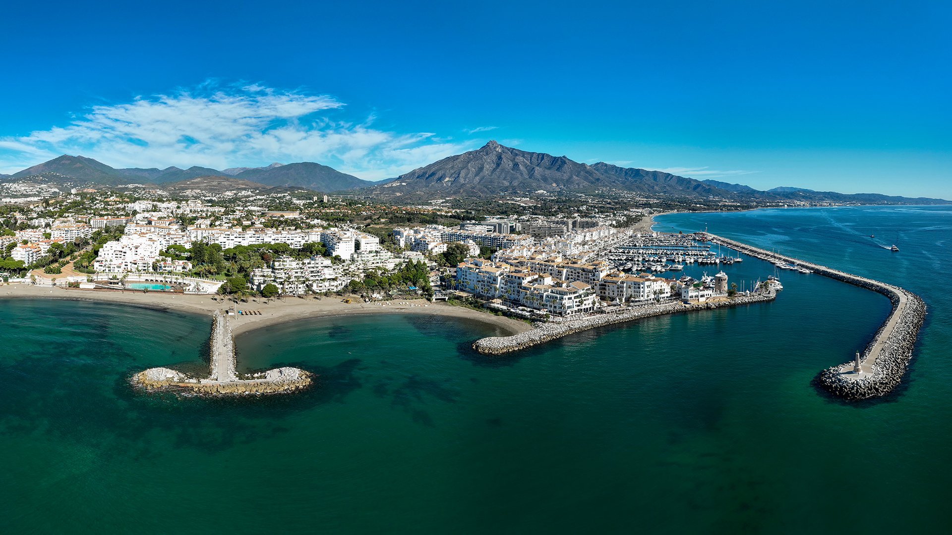 Vue aérienne de Puerto Banus, capitale espagnole du glamour