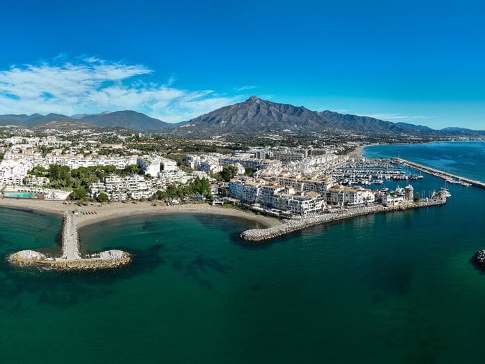 Vista aérea de Puerto Banús, capital del glamour de España