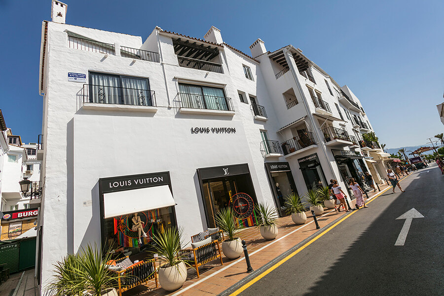 Lcalles de Puerto Banús repletas de tiendas de diseño.