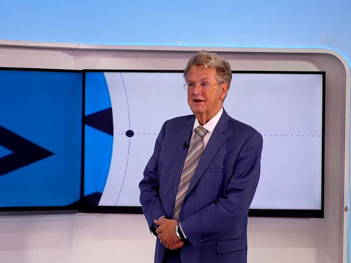 Christopher Clover, directeur général et président du conseil d’administration de Panorama Real Estate, lors d’une interview sur RTVE Marbella, sur un plateau de télévision.