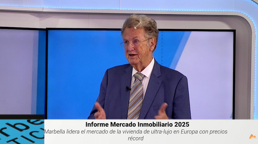 Christopher Clover speaking during an RTVE Marbella interview, with an on-screen caption about the 2025 property market report and Marbella’s ultra-luxury housing prices.