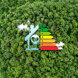 Gráfico de calificación de eficiencia energética de la A a la G con forma de casa, sobre un fondo de bosque verde.