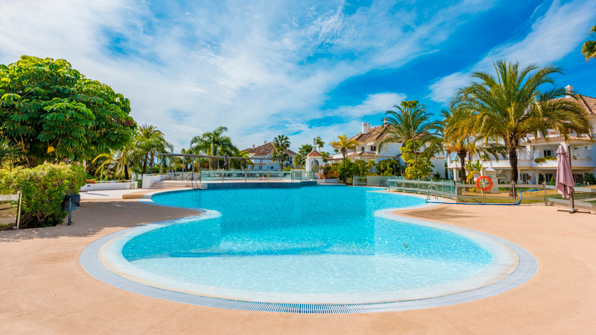 The rental landscape: key trends in 2025. Picture of a swimming pool in a residencial community in Marbella
