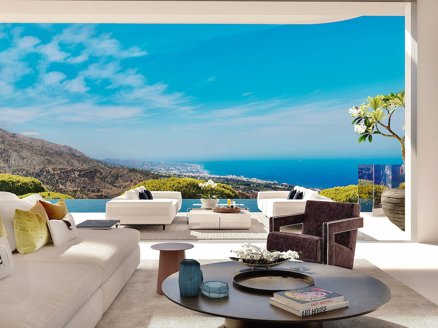 Eleganter offener Wohnbereich in den Vista Lago Residences in Real de la Quinta, Benahavís, mit nahtlosem Übergang zwischen Innen- und Außenbereich, Designermöbeln und Panoramablick auf das Mittelmeer, die Küste Marbellas und die umliegenden Berge.