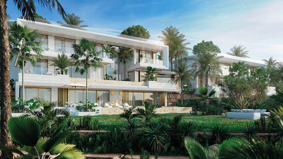 Moderne, luxe villa's aan het strand, omgeven door weelderige tropische tuinen, met strakke architectonische lijnen, grote glazen ramen en meerdere terrassen onder een stralendblauwe hemel in Marbella.