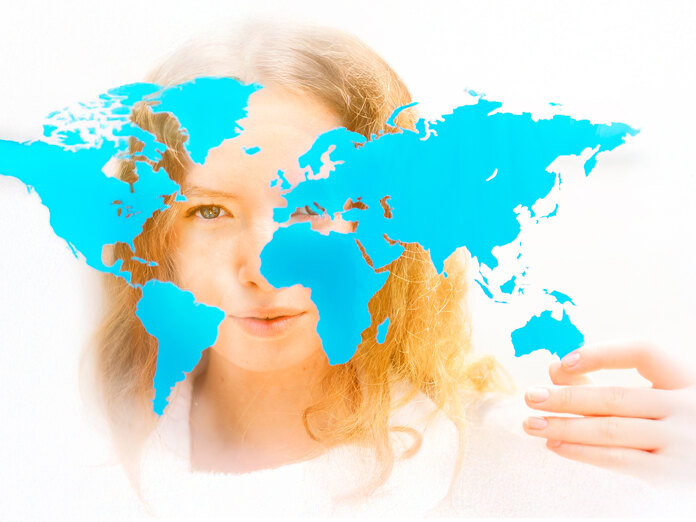 Visage de femme fusionné avec une carte du monde bleu vif, symbolisant la vision et la connexion globales.