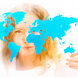 Visage de femme fusionné avec une carte du monde bleu vif, symbolisant la vision et la connexion globales.