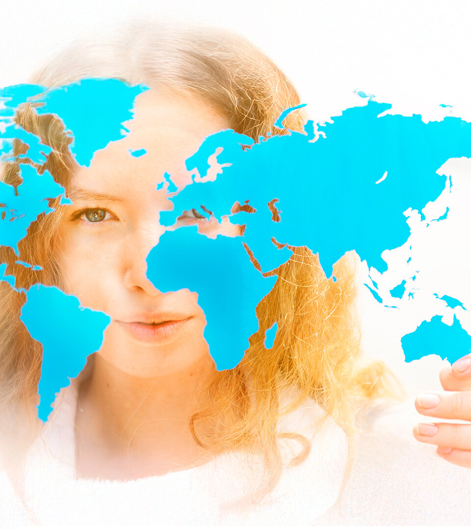 Visage de femme fusionné avec une carte du monde bleu vif, symbolisant la vision et la connexion globales.