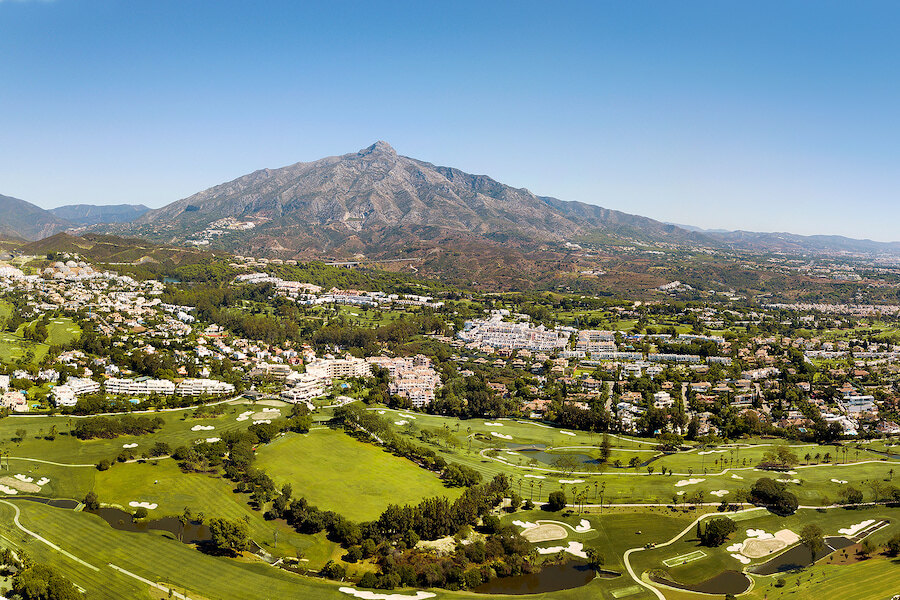 Luchtfoto van Marbella met weelderige golfbanen, woonwijken en de berg La Concha.
