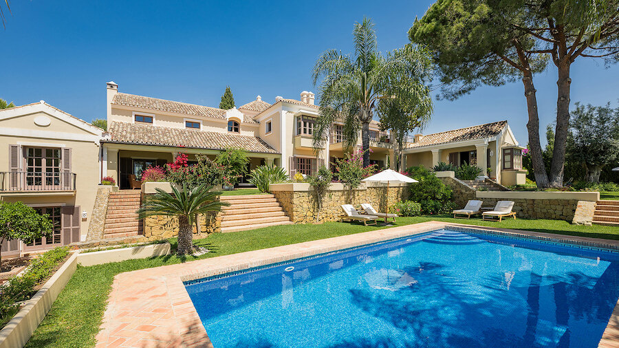 Luxus-Mediterrane Villa mit privatem Pool, angelegtem Garten, Sonnenliegen und großzügigen Terrassen.