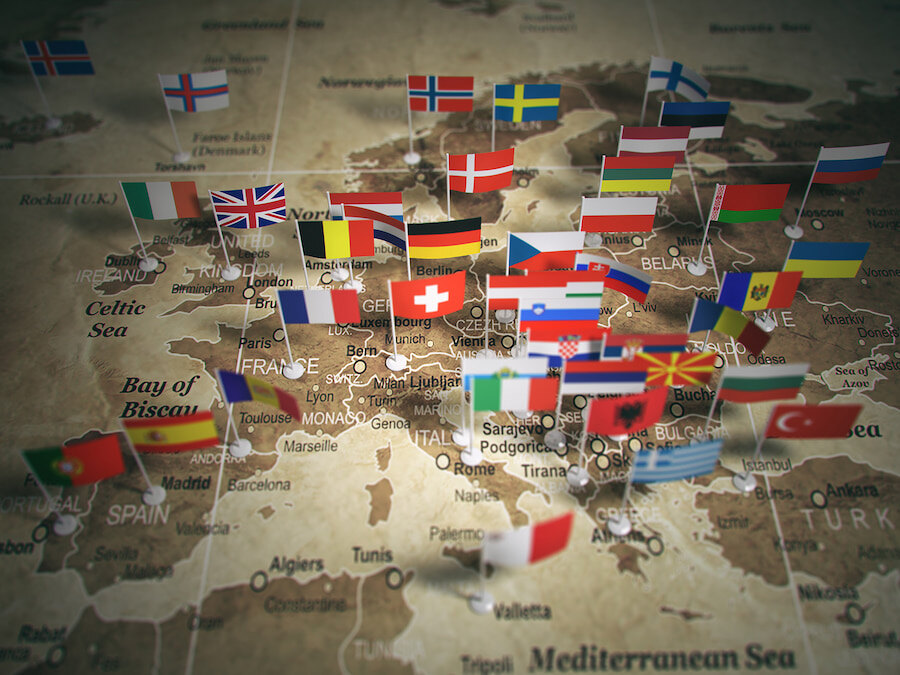 Carte de l’Europe avec des drapeaux nationaux miniatures marquant les pays à travers le continent.