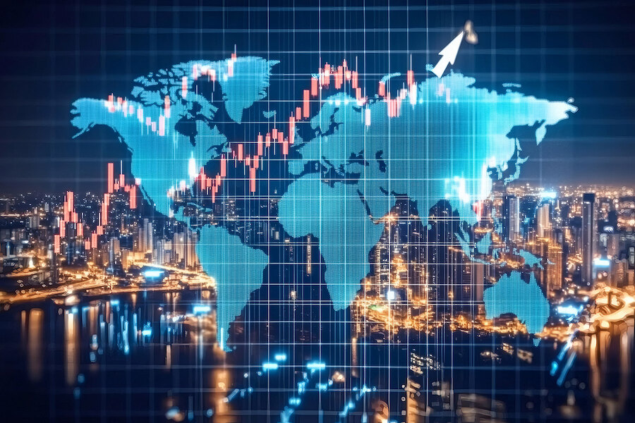 Carte du monde en surimpression avec des graphiques financiers et une flèche ascendante au-dessus de la ligne d’horizon d’une ville la nuit.