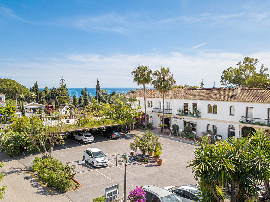 Siège du Panorama en face de l'hôtel Marbella Club.