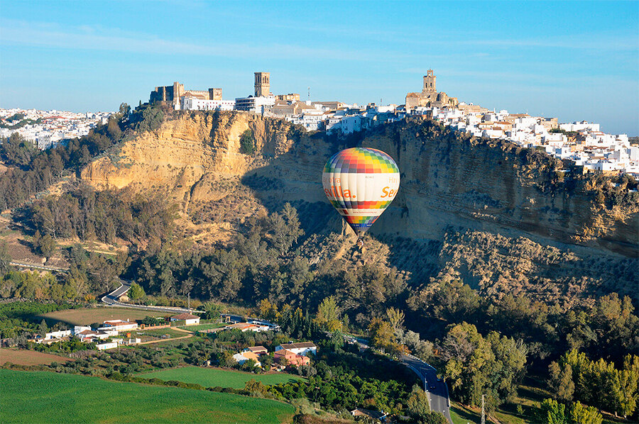 Een luchtballon passeert de stad Arcos de la Frontera