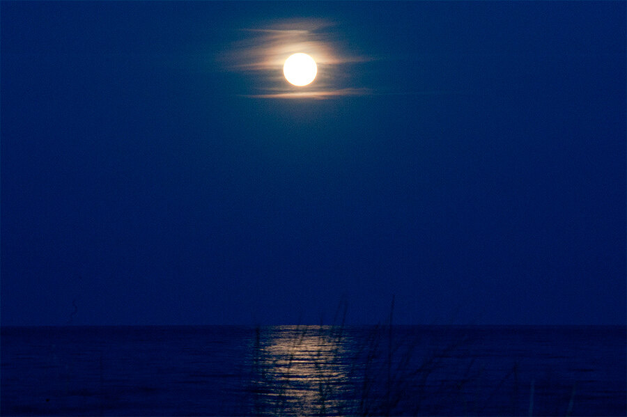 Volle maan in de Middellandse Zee, Costa del Sol. Top 5 Valentijnsplannen aan de Costa del Sol